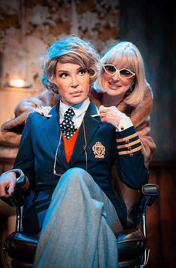 Bette und Joan: Anouschka Renzi, Desiree Nick - Szenenfoto Landesbühne Rheinland-Pfalz Schlosstheater Neuwied ©Foto: Frank Zauritz 